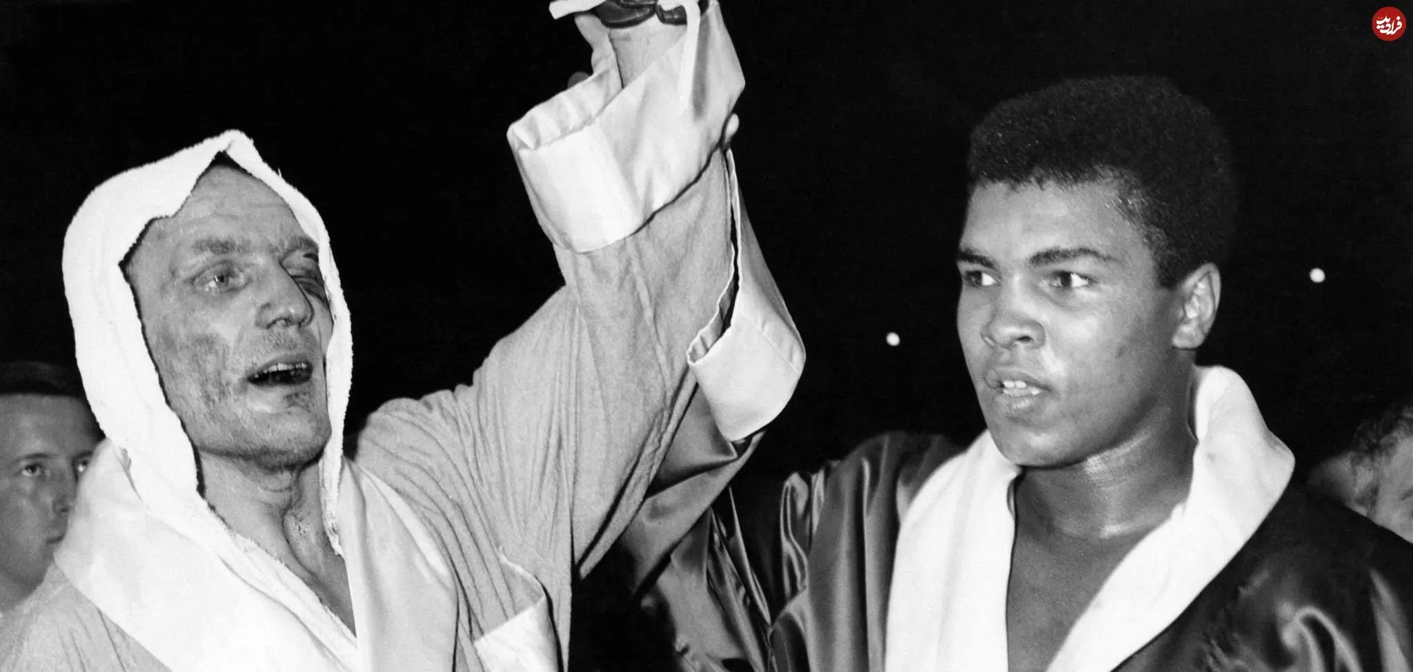 عکس| سفر در زمان؛ «محمدعلی کلی» بعد مبارزه و در ورزشگاه ومبلی لندن؛ سال 1342