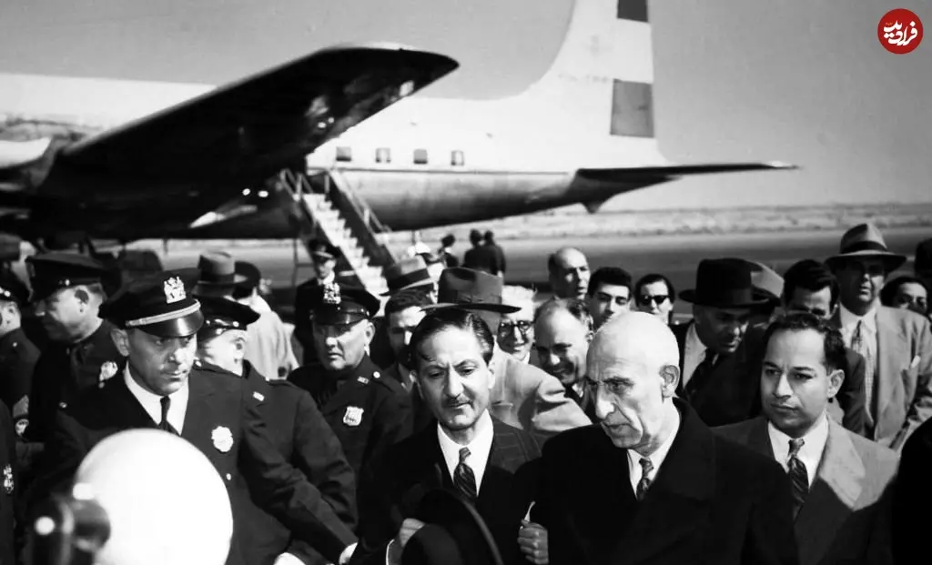 عکس| سفر در زمان؛ «محمد مصدق» در حال ورود به فرودگاه واشنگتن؛ سال 1330