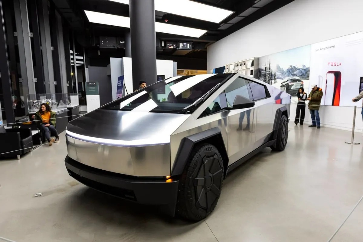 manhattan-showroom-tesla-cyber-truck-6568a0f88d35dab79ef687d1_3_11zon