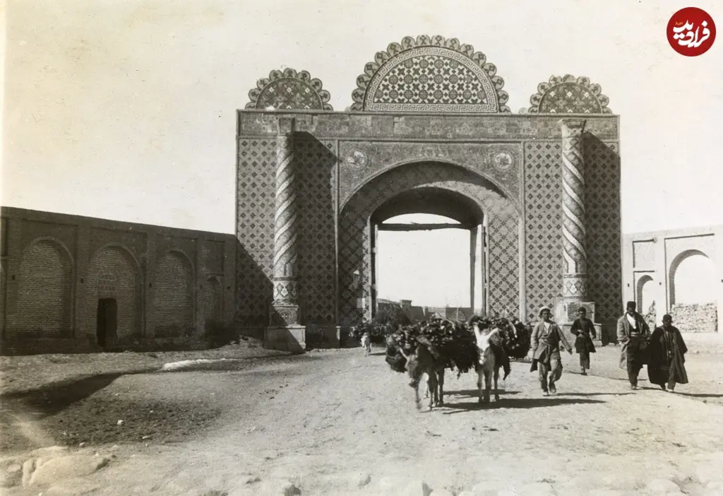 یکی از دروازه ها