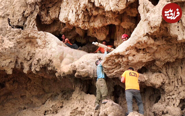 15.-Removing-the-swords-from-the-cave.-Photography-Emil-Aladjem-Israel-Antiquities-Authority--640x400