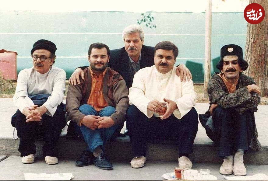 عکس| سفر به گذشته؛ «اکبر عبدی و حسین پناهی» در پشت‌صحنه سریال «آبدارشاه»؛ سال ۷۹
