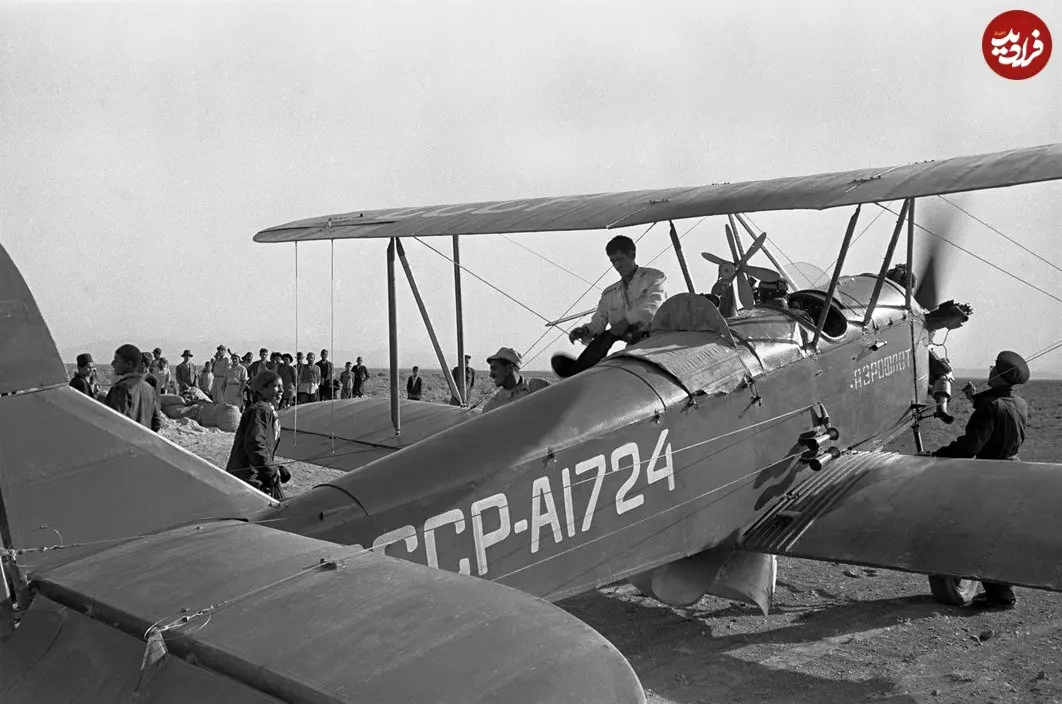 عکس| سفر در زمان؛ «هواپیمای آئروفلوت شوروی» در حال آماده شدن برای سمپاشی در شیراز؛ سال 1331