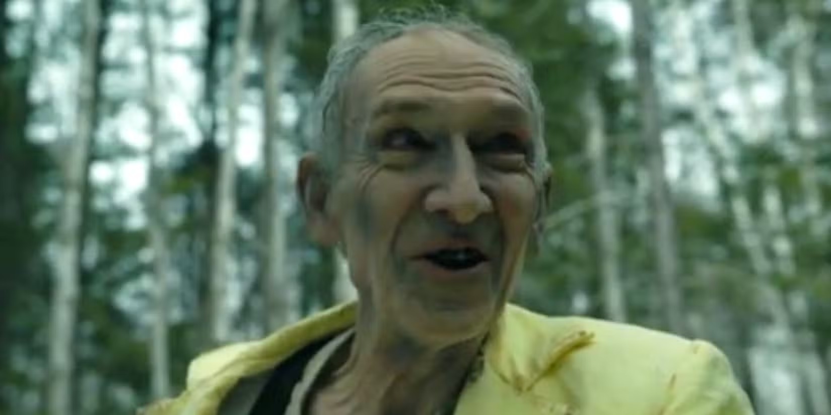 the-man-in-yellow-smiling-in-the-forest-in-from-season-3-finale.تحل