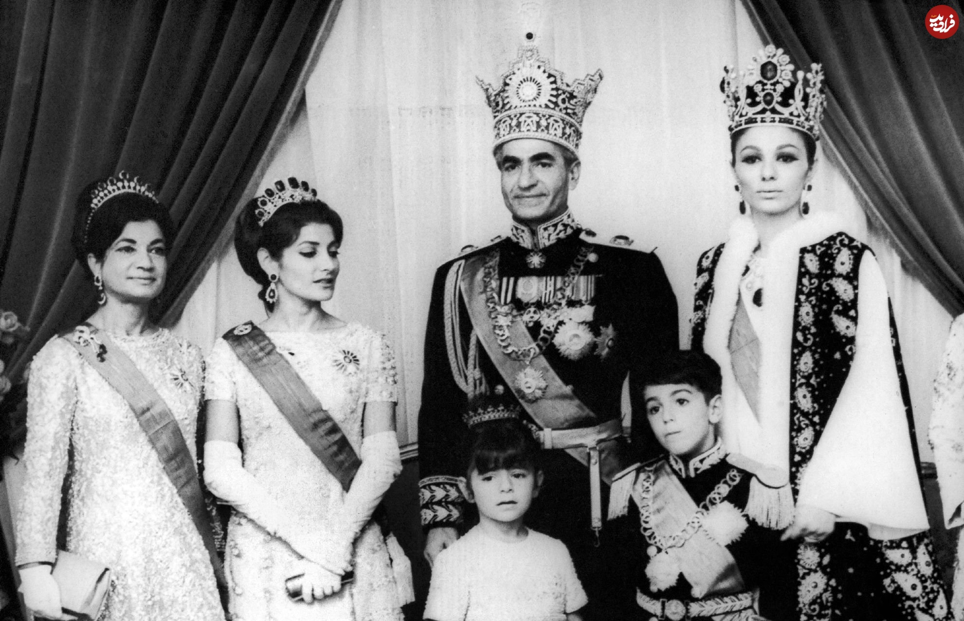 عکس| سفر در زمان؛ «اشرف پهلوی» در کنار محمدرضا پهلوی و فرح در مراسم تاجگذاری در تهران؛ سال 1346 عکس| سفر در زمان؛ «اشرف پهلوی» در کنار محمدرضا پهلوی و فرح در مراسم تاجگذاری در تهران؛ سال 1346