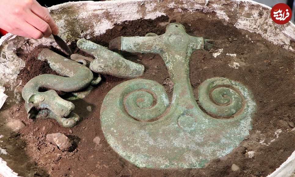 Ceremonial-axe-and-horse-figure