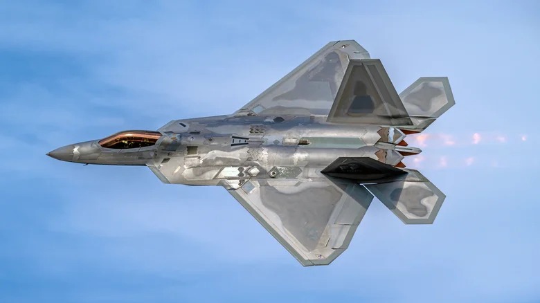 the-f-22-raptor-1733233083_11zon