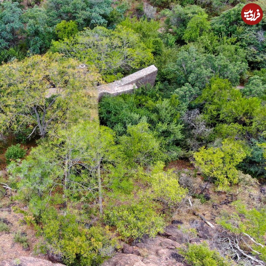 frankie-pappas-house-of-the-big-arch-south-africa-waterberg_dezeen_2364_col_7-852x852