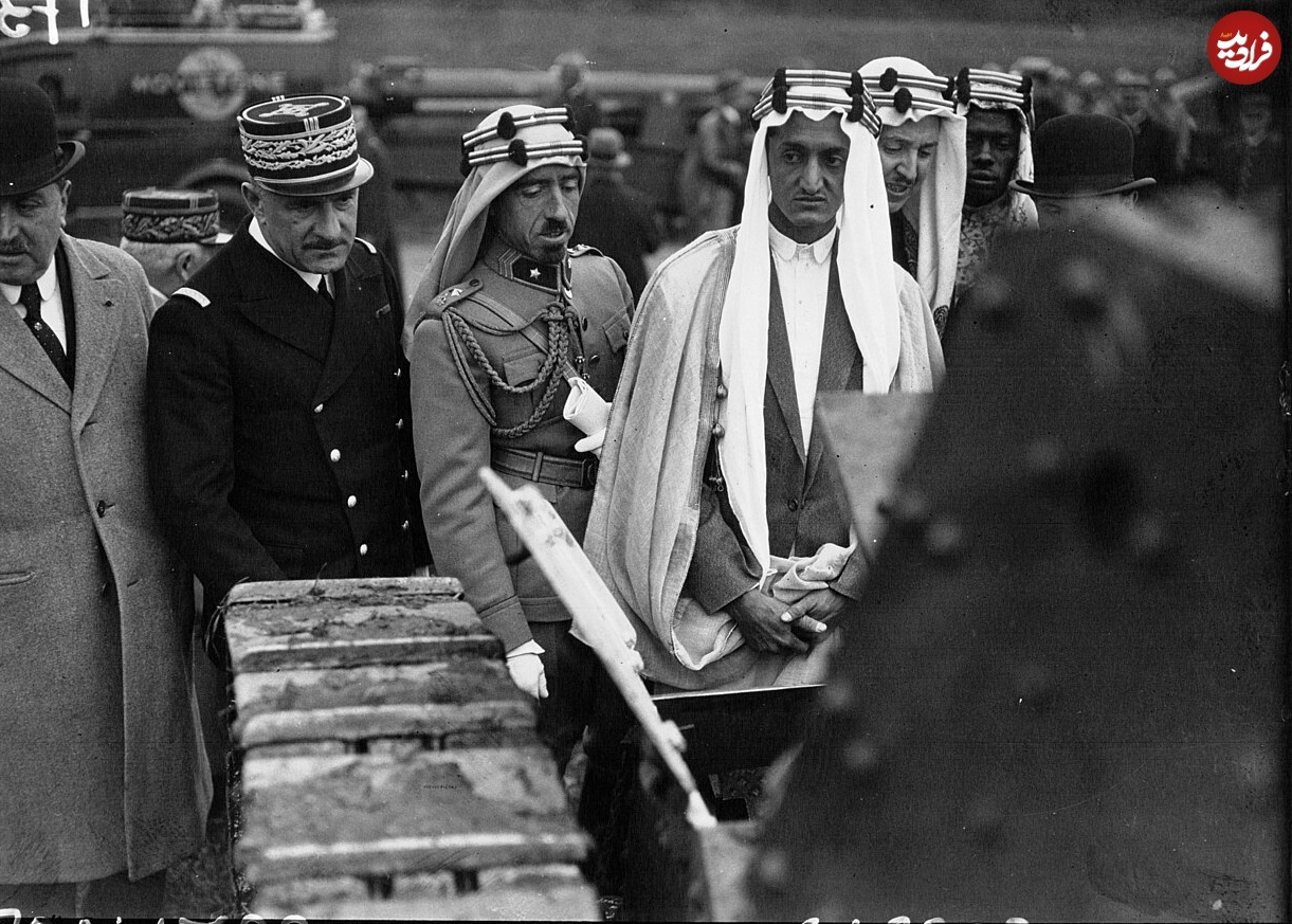 Visite_de_l_émir_Fayçal_au_camp_de_Satory_1932_-_02