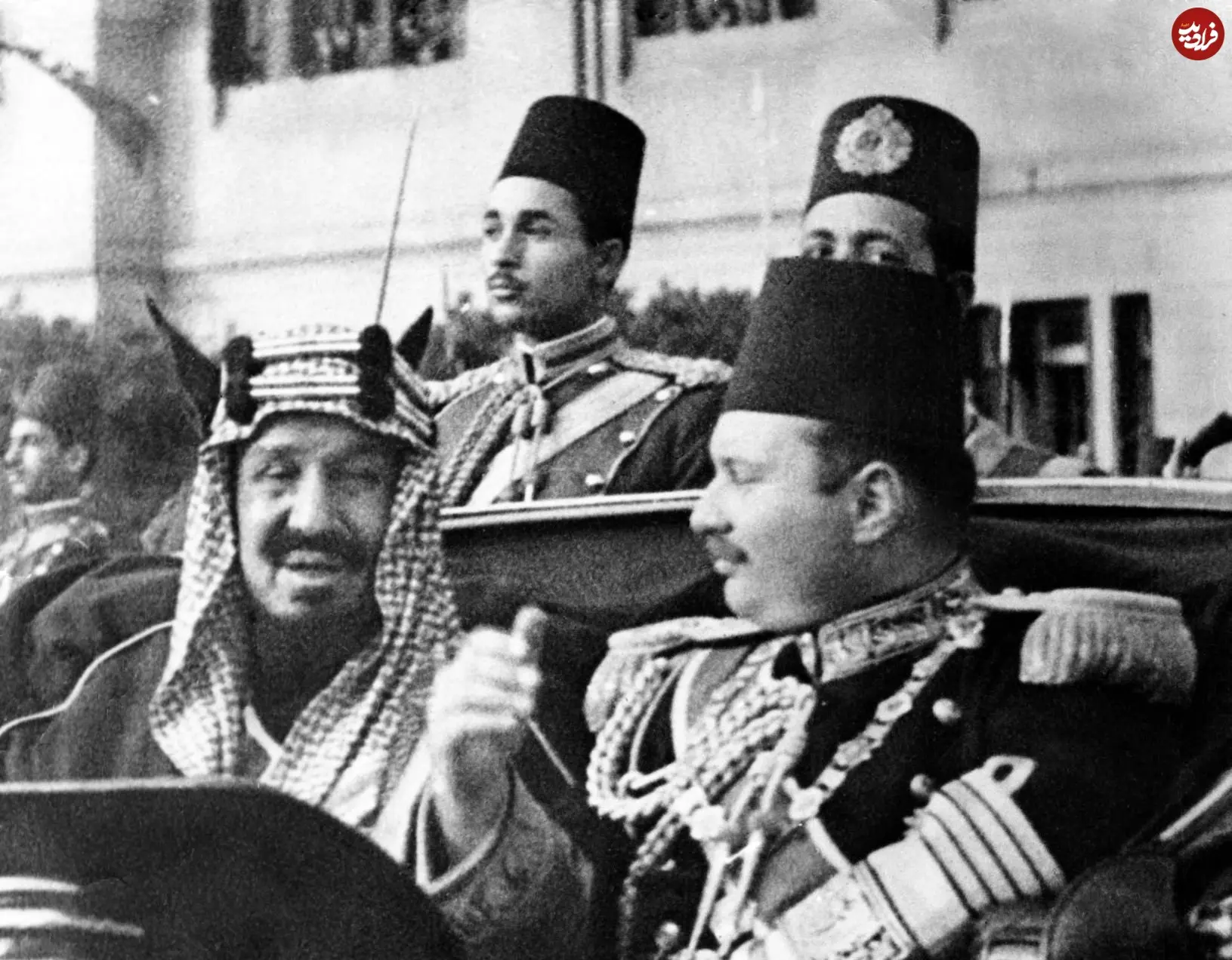عکس| سفر در زمان؛ «ملک عبدالعزیز، پادشاه عربستان» به همراه «ملک فاروق، پادشاه مصر» در قاهره؛ سال 1323