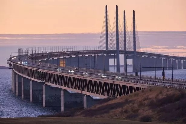 0_beautiful-view-of-the-oresund-bridge-at-sunset-in-sweden