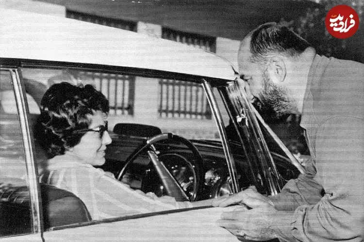 عکس| سفر در زمان؛ «شعبان بی مخ» در حال گفتگو با «ثریا»؛ سال 1333