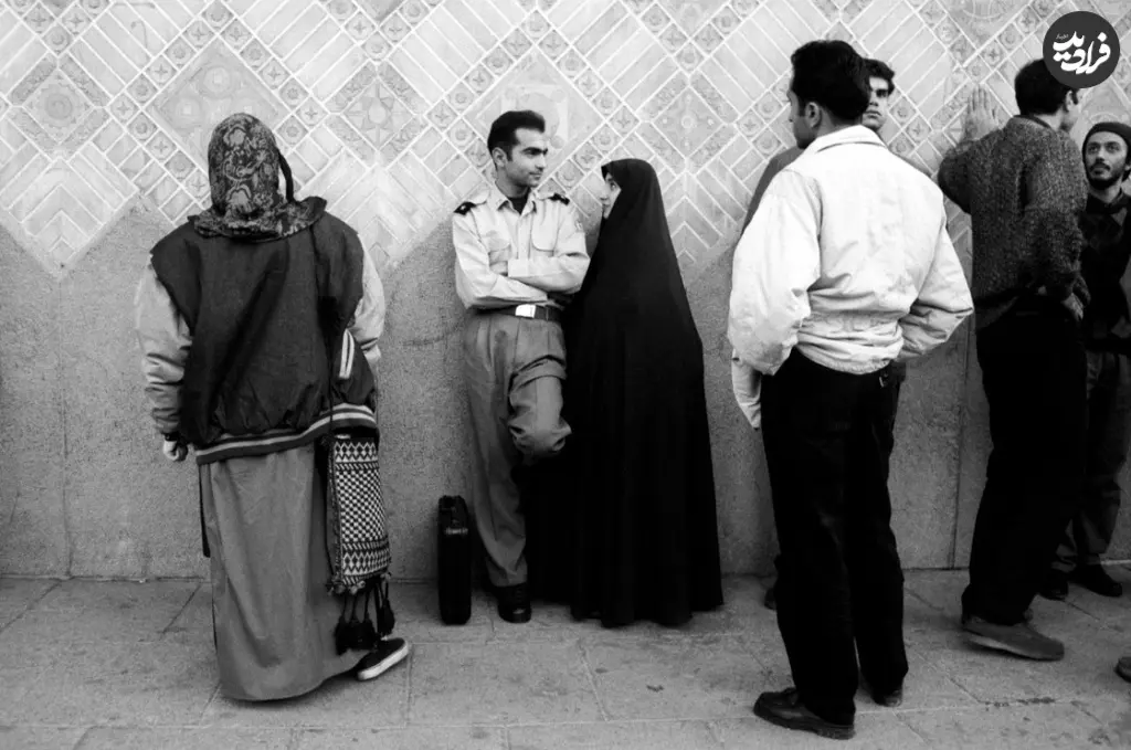 عکس| سفر زمان؛ تیپ و استایل تماشاچیان تئاتر در کنار دیوارهای تئاتر شهر؛ سال ۷۷