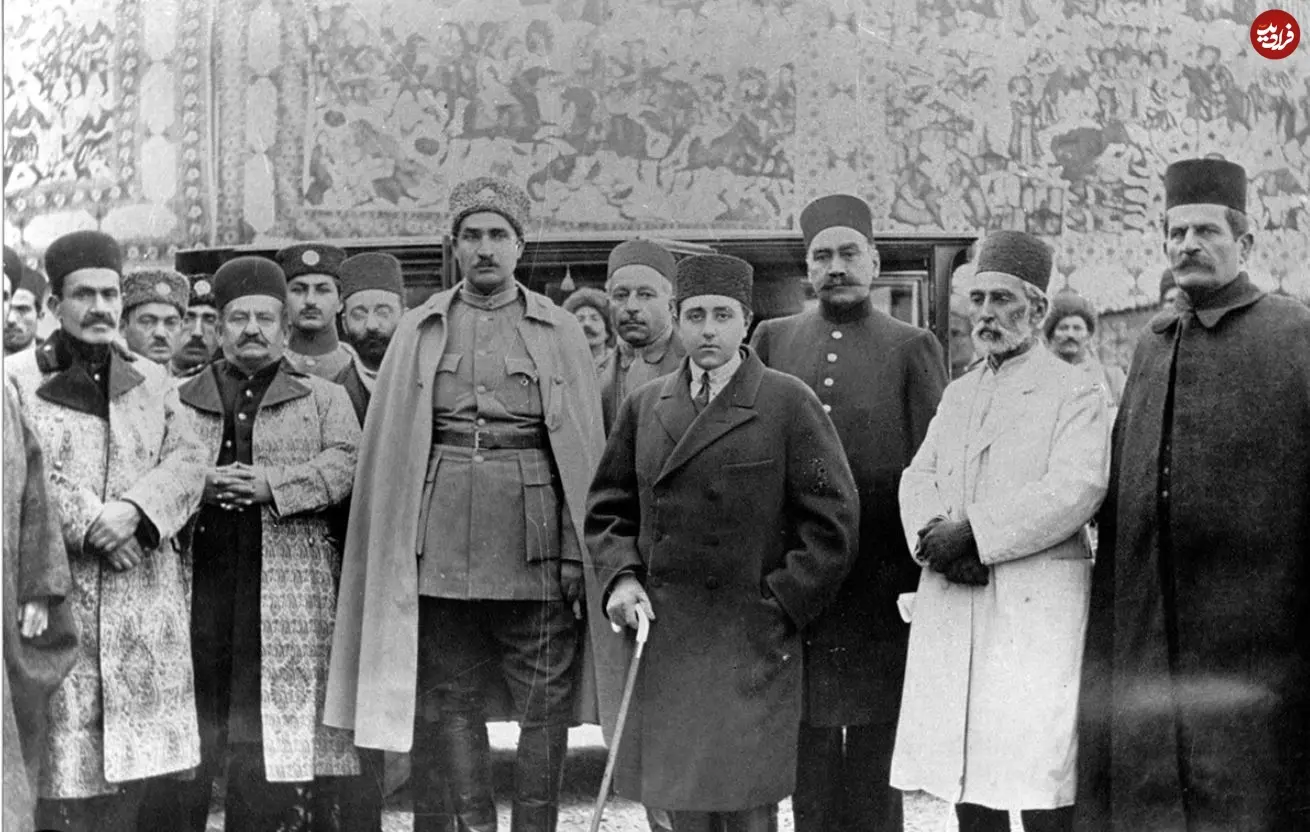 عکس| سفر در زمان؛ «احمدشاه قاجار» در کنار رضا خان و درباریان