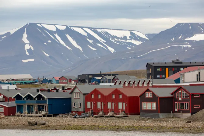 town-longyearbyen-northern-settlement-world-878091543_2_11zon