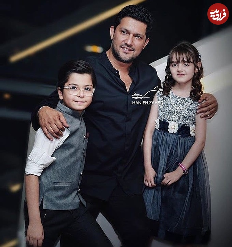 عکس| سفر زمان؛ «مومو» و «جواد جوادی» (سریال بچه مهندس) در آغوش «حامد بهداد»؛ سال 98 عکس| سفر زمان؛ «مومو» و «جواد جوادی» (سریال بچه مهندس) در آغوش «حامد بهداد»؛ سال 98
