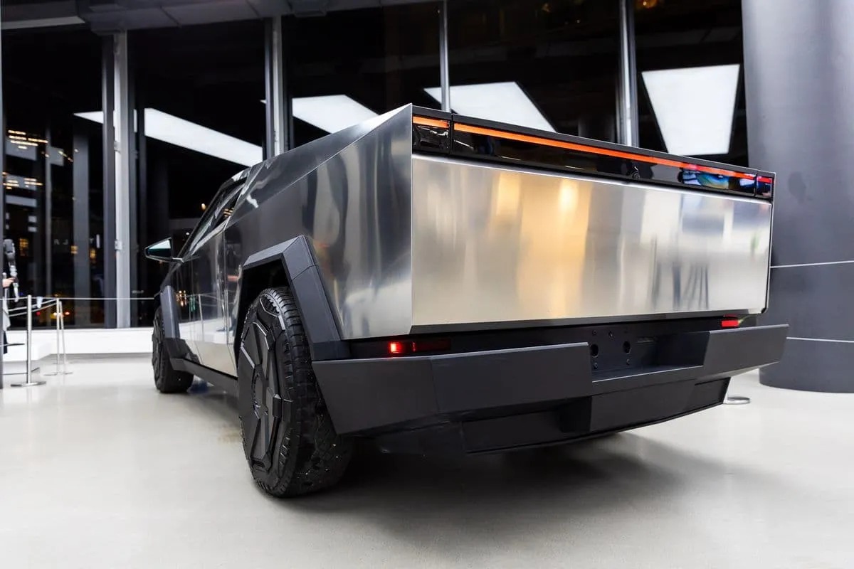 back-view-tesla-showroom-cyber-truck-6568a3f03a1d41e6d6a12b52_1_11zon