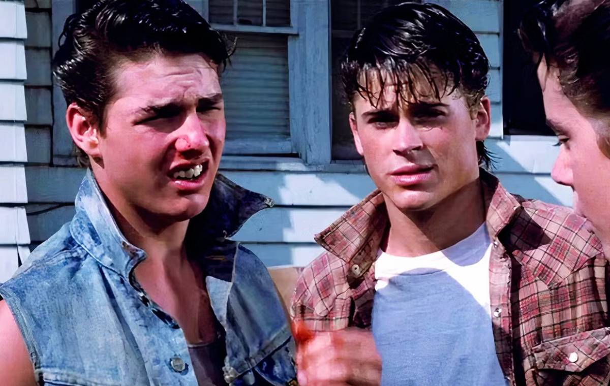 c-thomas-howell-tom-cruise-and-rob-lowe-talking-to-each-other-in-the-outsiders