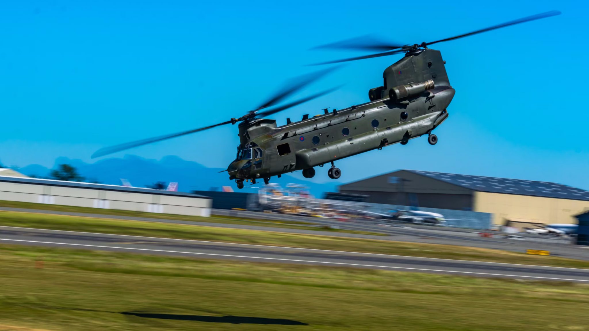 sf_panning-low-flying-chinook-hc-6-over-kpae-16x9_jak-2048x1152