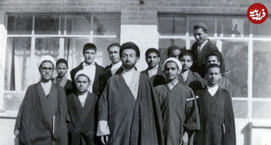 عکس؛ سفر در زمان؛ «شهید بهشتی در 34 سالگی» در کنار شاگردان اش در قم؛ سال 1341 عکس؛ سفر در زمان؛ «شهید بهشتی در 34 سالگی» در کنار شاگردان اش در قم؛ سال 1341