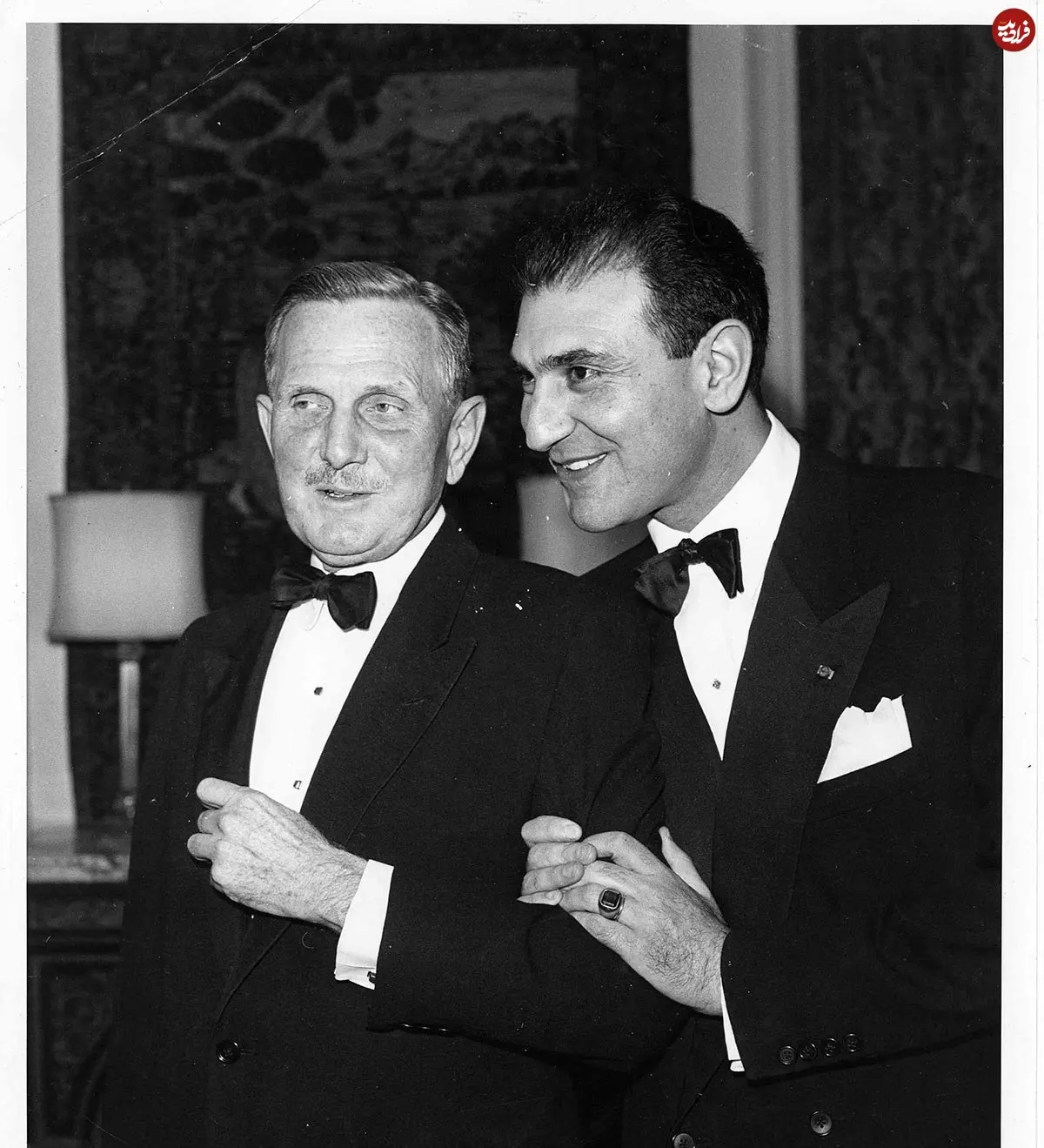 عکس| سفر در زمان؛ «اردشیر زاهدی» به اتفاق جولیوس هولمز در ضیافت سفارت ایران در آمریکا