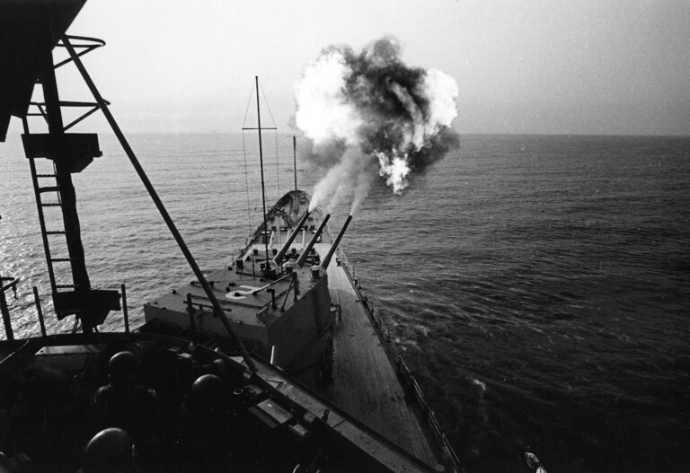 2560px-USS_Canberra_CAG-2_fires_at_targets_in_Vietnam_on_20_May_1967_USN_1122619-768x527