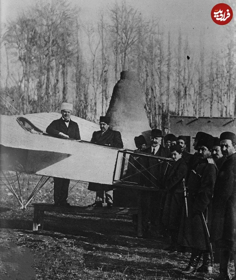 First_Airplane_(Blériot_XI)_in_Iran_-_4th_January_1914_in_Tehran_-_Ahmad_Shah_Qajar_(Center)_and_Kosminsky_(Polish_Pilot)_(Left)_-_Illustration_(French_Magazine)