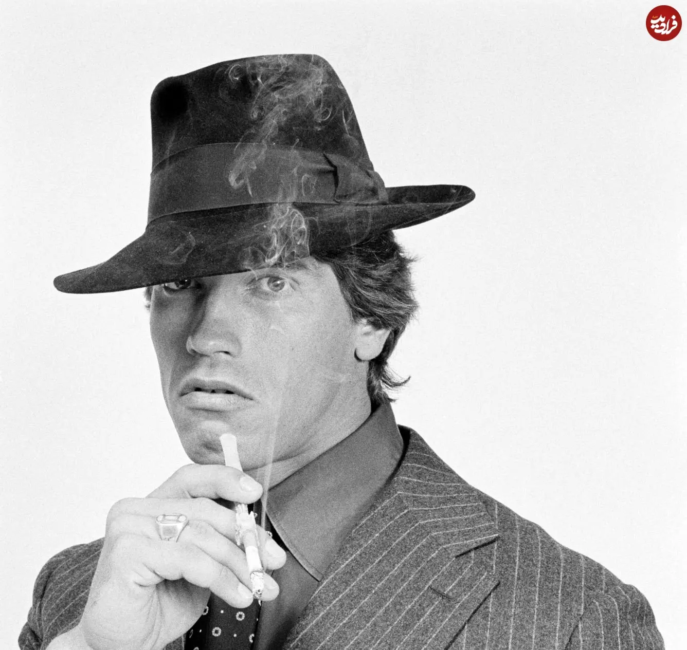 عکس| سفر در زمان؛ «آرنولد» در حال ژست گرفتن برای عکاس در ناتینگ هیل در لندن؛ سال 1355