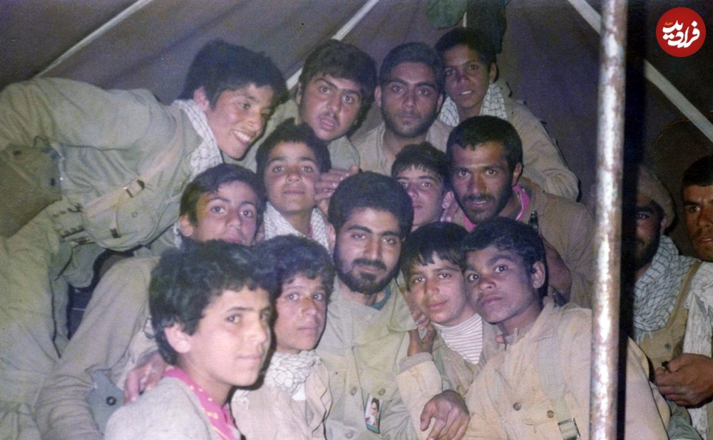 تصویر| سفر در زمان؛ عکس یادگاری «سردار سلیمانی» با همرزمان نوجوان اش؛ دهه 60
