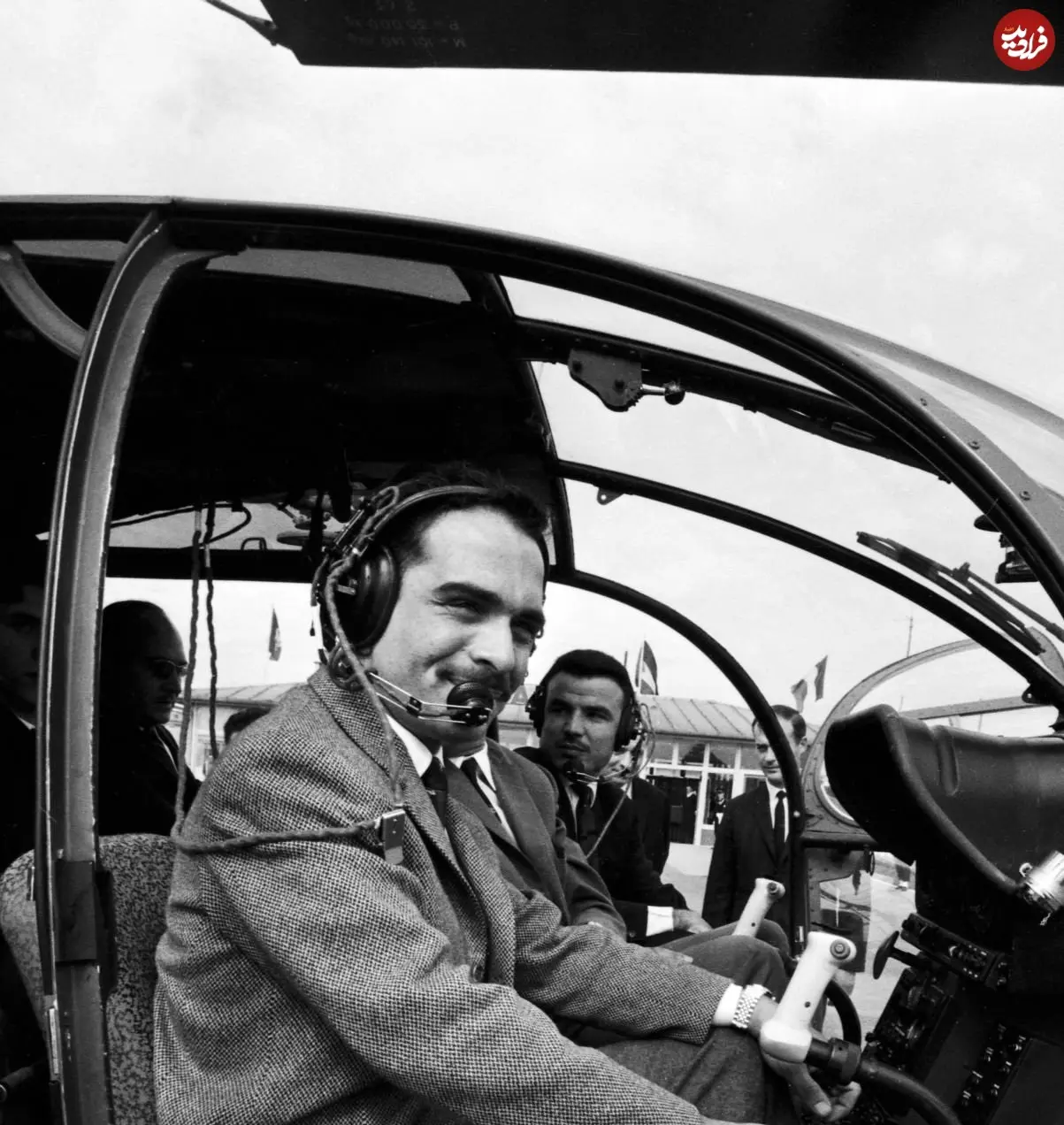 عکس| سفر در زمان؛ «ملک حسین، پادشاه اردن» سوار بر هلیکوپتر در پاریس؛ سال 1343
