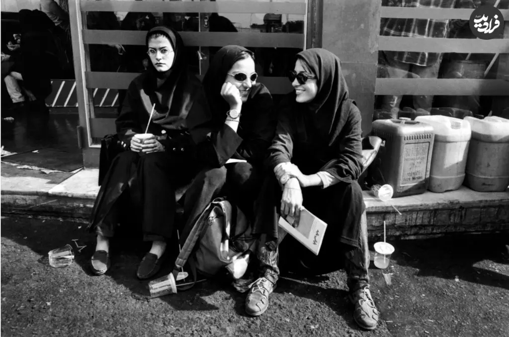 عکس| سفر زمان؛ تیپ دختران دانشجوی هنر؛ ۲۸ سال قبل