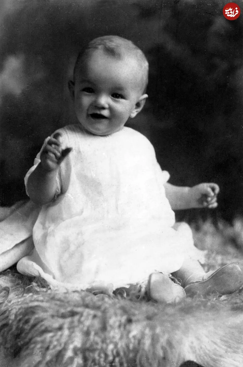 Marilyn_monroe_as_an_infant_brightened