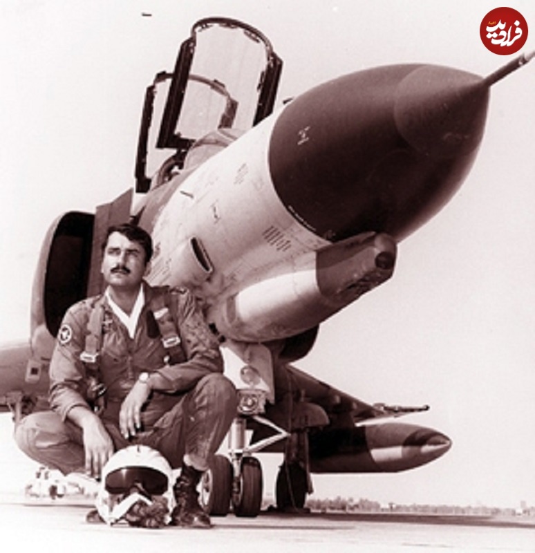 عکس؛ سفر در زمان؛ «علیرضا یاسینی» خلبان مشهور F-4 و F5 در کنار جنگنده اش؛ دهه 50 عکس؛ سفر در زمان؛ «علیرضا یاسینی» خلبان مشهور F-4 و F5 در کنار جنگنده اش؛ دهه 50