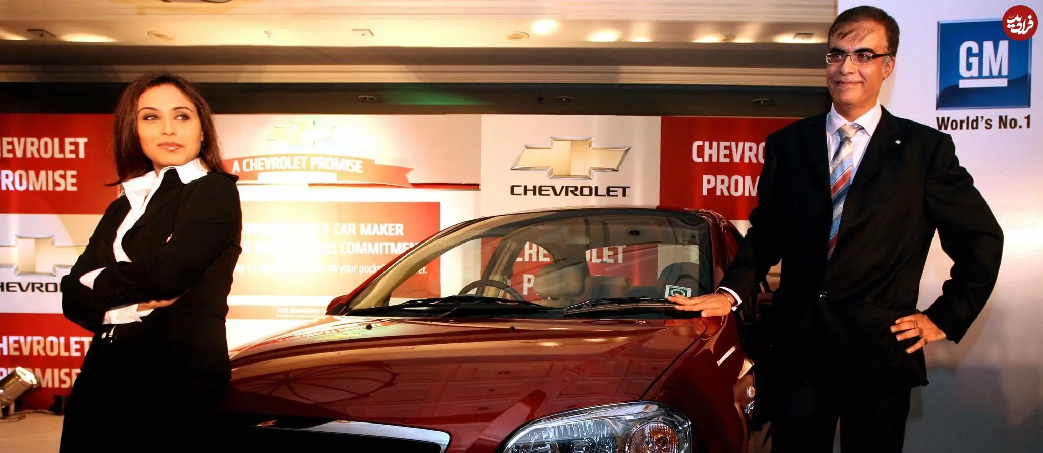 عکس| سفر در زمان؛ «رانی موکرجی ستاره بالیوود» در مراسم رونمایی از یک خودرو در دهلی نو؛ سال 1386