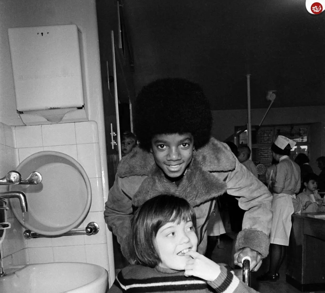 عکس| سفر در زمان؛ «مایکل جکسون» در حال بازدید از یک بیمارستان کودکان در لندن؛ سال 1351