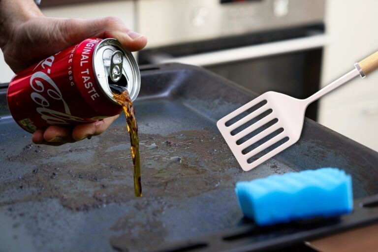 cleaning-burnt-baking-tray-with-coke-768x512
