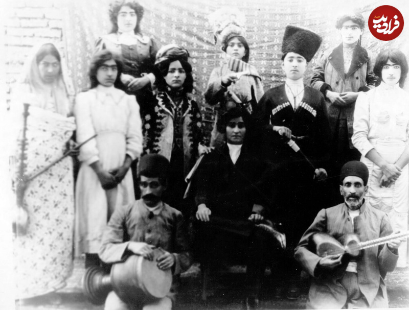 عکس؛ سفر به تاریخ؛ دستۀ «مطربها» با ساز و قلیان؛ بیش از یک قرن قبل عکس؛ سفر به تاریخ؛ دستۀ «مطربها» با ساز و قلیان؛ بیش از یک قرن قبل
