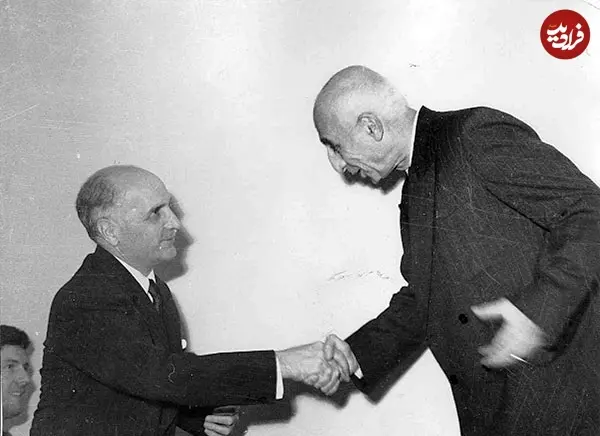 عکس| سفر در زمان؛ «محمد مصدق» در حال دست دادن با لوئی هندرسن، سفیر آمریکا در ایران