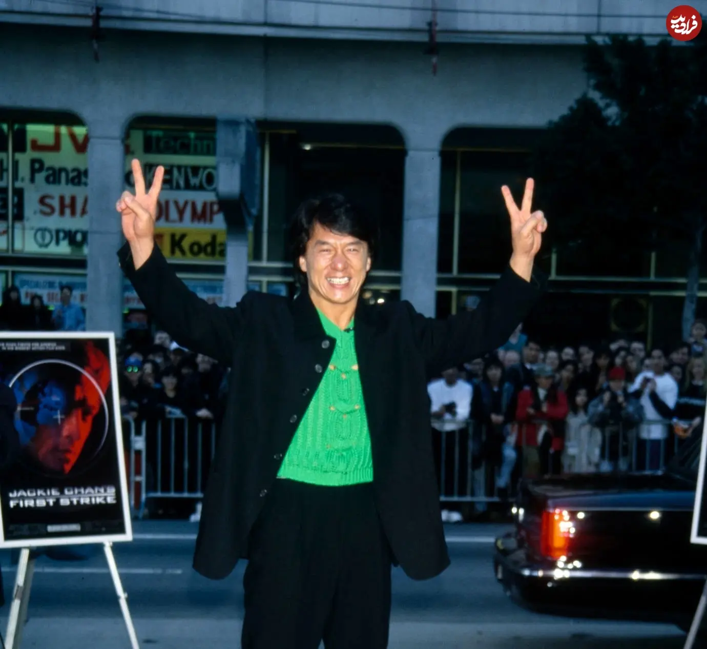 عکس| سفر در زمان؛ «جکی چان» در حال به جا گذاشتن رد پایش در کالیفرنیا؛ سال 1375