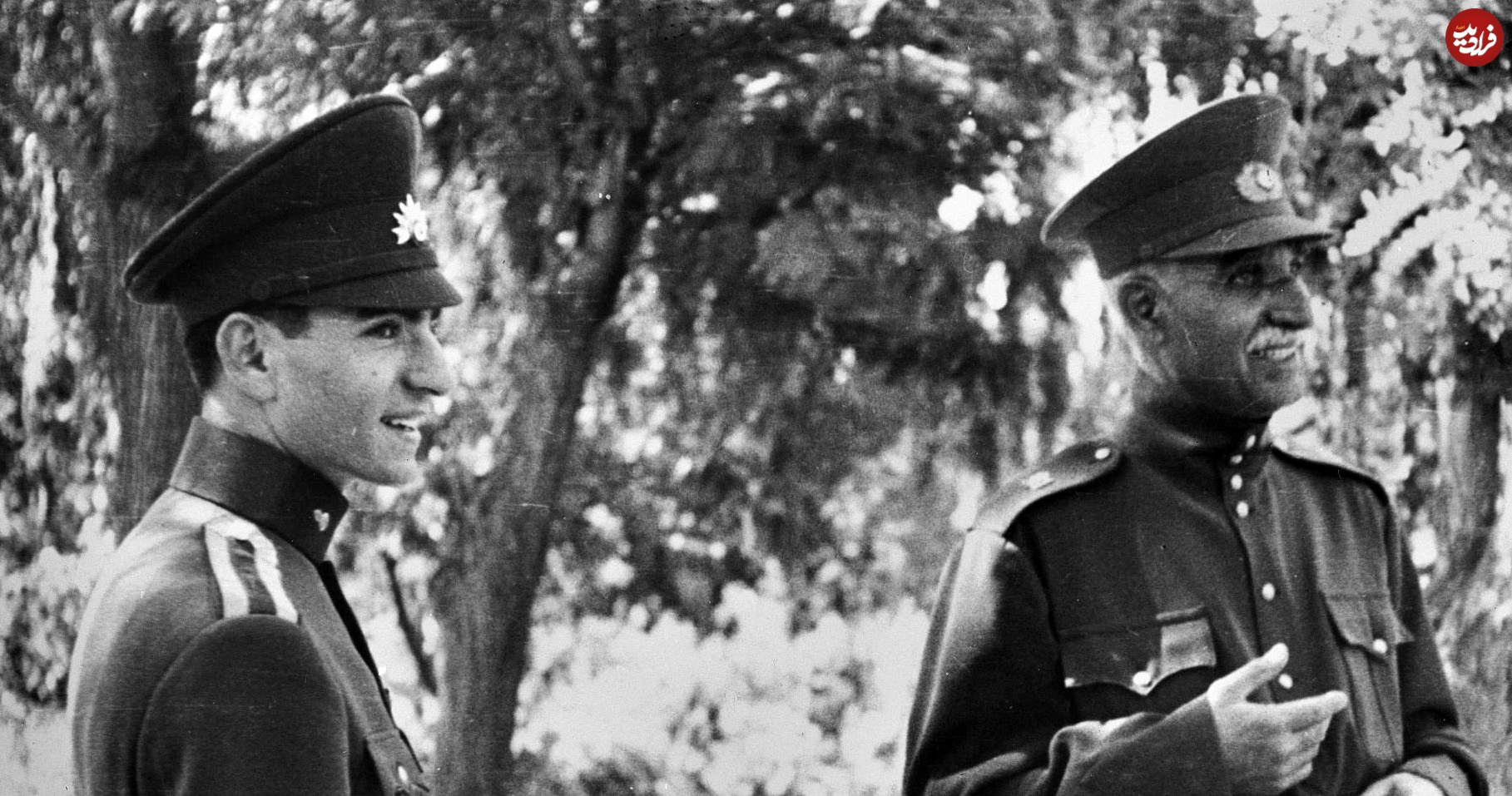 عکس| سفر در زمان؛ «محمدرضا پهلوی» با لباس نظامی در کنار پدرش؛ دهه 1310 عکس| سفر در زمان؛ «محمدرضا پهلوی» با لباس نظامی در کنار پدرش؛ دهه 1310