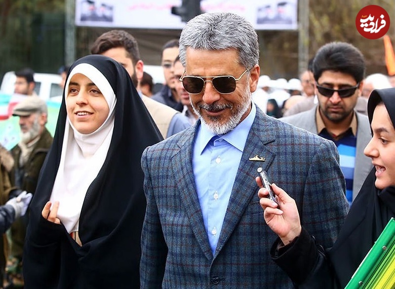 عکس| سفر به تاریخ؛ «دریادار سیاری و دخترش» در مراسم راهپیمایی 22 بهمن؛ 10 سال قبل عکس| سفر به تاریخ؛ «دریادار سیاری و دخترش» در مراسم راهپیمایی 22 بهمن؛ 10 سال قبل