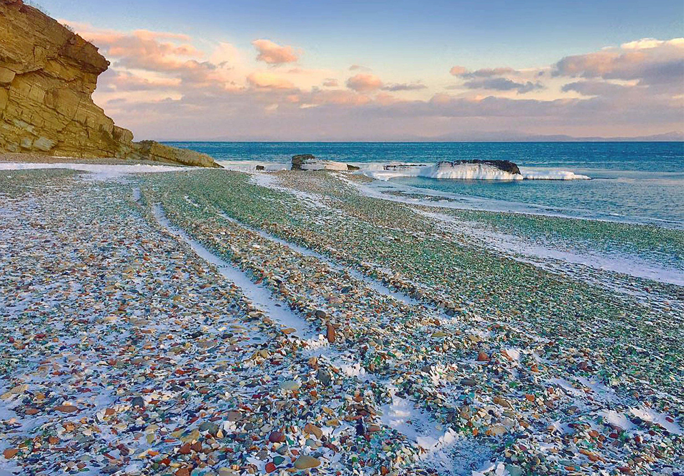 (تصاویر) ساحل شیشه‌ای روسیه؛ جادوی طبیعت در برابر خطای انسانی