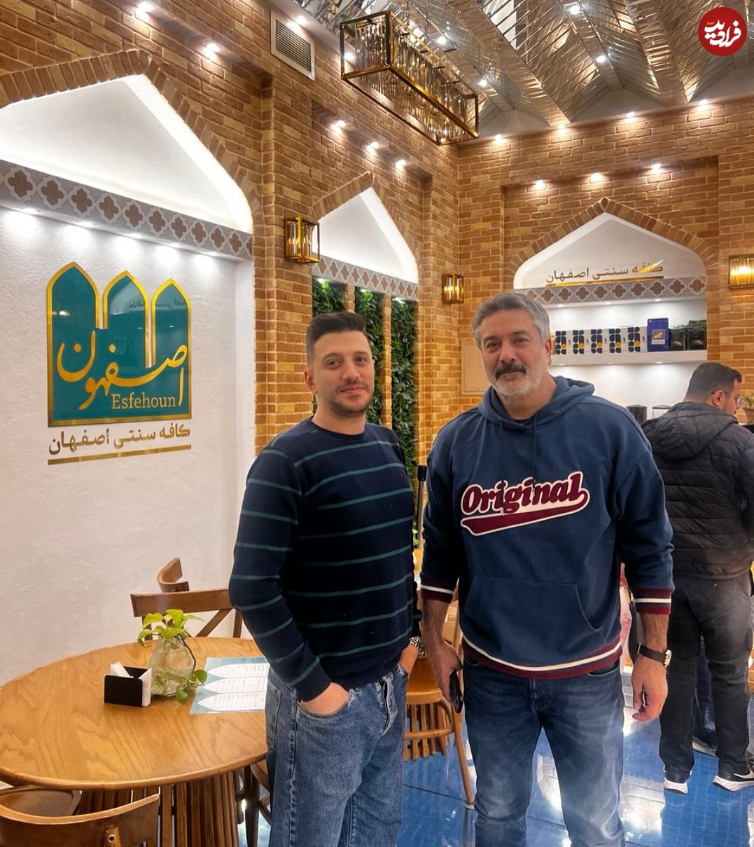 عکس| سفر در زمان؛ «طاها» سریال آوای باران در یک کافه در اصفهان؛ سال 1403 عکس| سفر در زمان؛ «طاها» سریال آوای باران در یک کافه در اصفهان؛ سال 1403