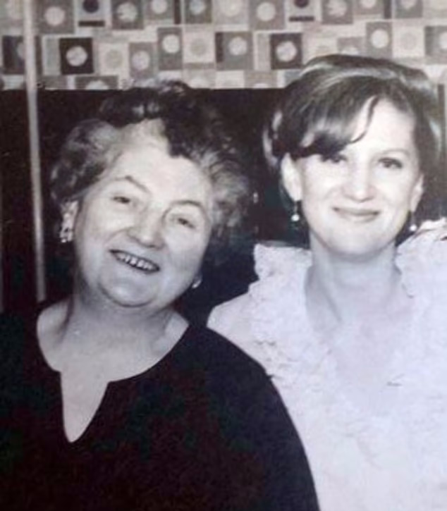 80198761-12980555-Sue_Westhead_aged_18_with_her_mother_Ann_Metcalfe_who_donated_he-a-26_1705613682199