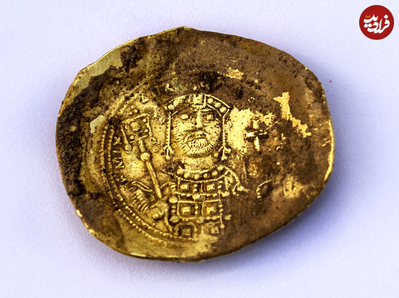 Gold-coin-of-Emperor-Michael-VII-Ducas.-Yaniv-Berman-courtesy-of-the-Caesarea-Development-Corporation.