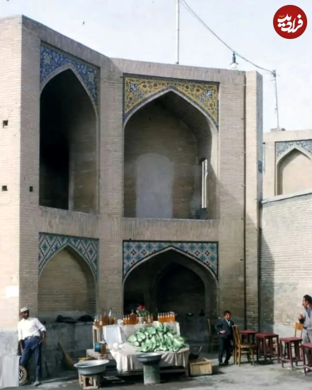 عکس؛ سفر به تاریخ؛ بساط کاهو سکنجبین فروشی در کنار پل خواجو؛ سال 43 عکس؛ سفر به تاریخ؛ بساط کاهو سکنجبین فروشی در کنار پل خواجو؛ سال 43