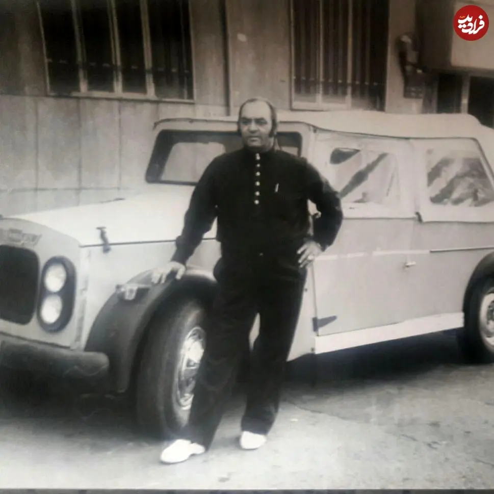 عکس| سفر در زمان؛ «صابر آتشین پدر گوگوش» در جوانی و در کنار خودروی خاص اش؛ دهه 30
