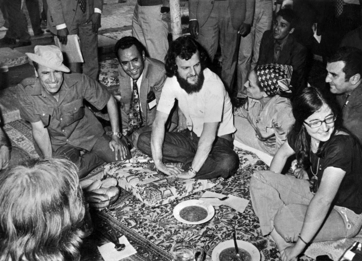 عکس؛ سفر در زمان؛ لیبی، ۱۹۷۳؛ سرهنگ معمر قذافی همراه با «هیپیهای» بریتانیایی عکس؛ سفر در زمان؛ لیبی، ۱۹۷۳؛ سرهنگ معمر قذافی همراه با «هیپیهای» بریتانیایی