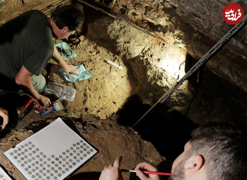 Archaeologists-grid-coins