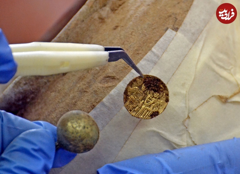 Gold-coin-from-hoard.-National-History-Museum.